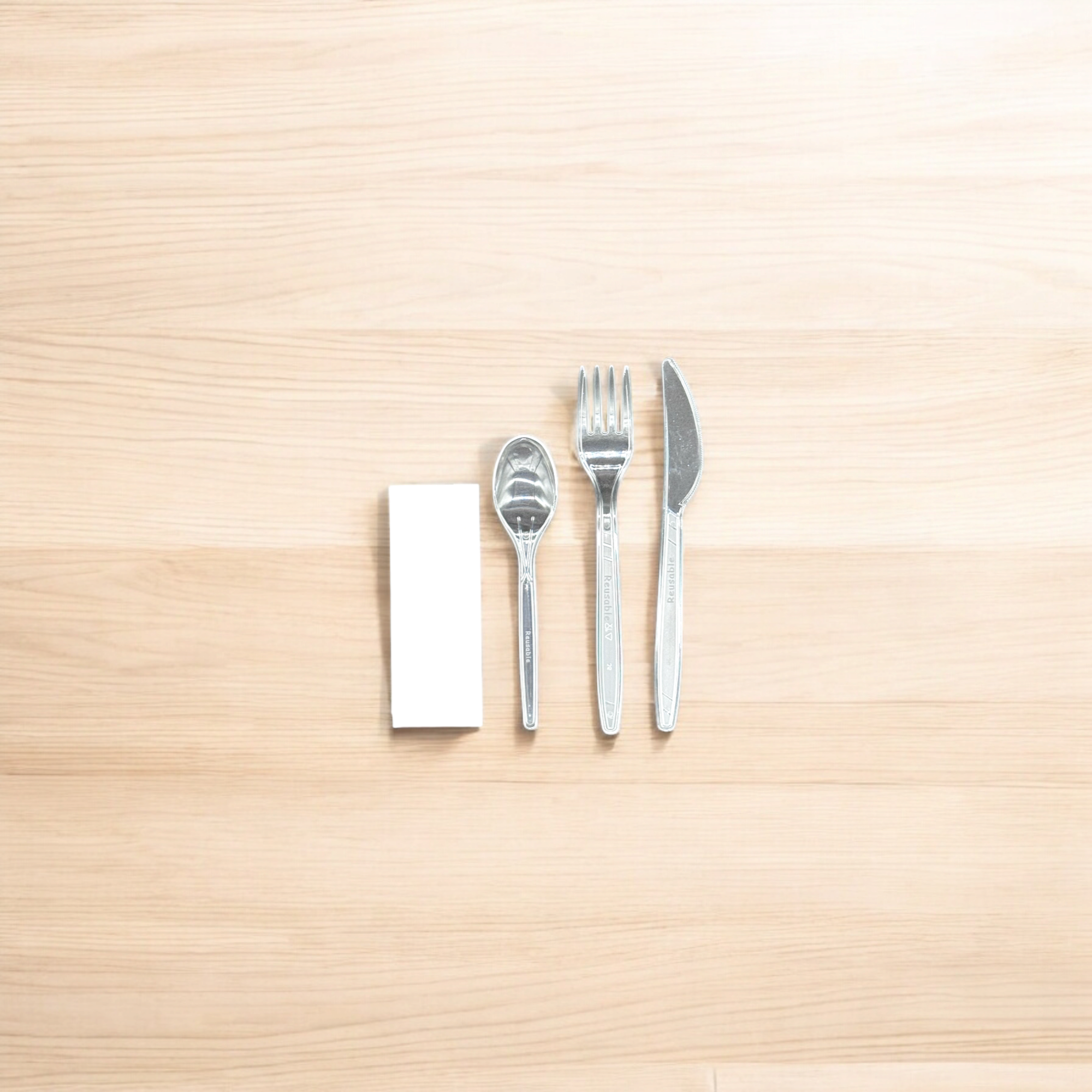 Kit 4/1 fourchette 180 mm + couteau 180 mm + cuillère à dessert  140 mm en plastique cristal réutilisable + serviette 2 plis